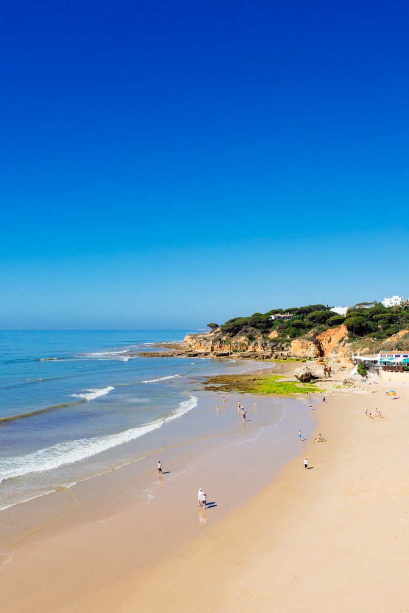 https://mdw-travel-data-us-east-1.s3.amazonaws.com/img/country/Portugal/Praia-de-Olhos-de-Agua/img_03.jpg
