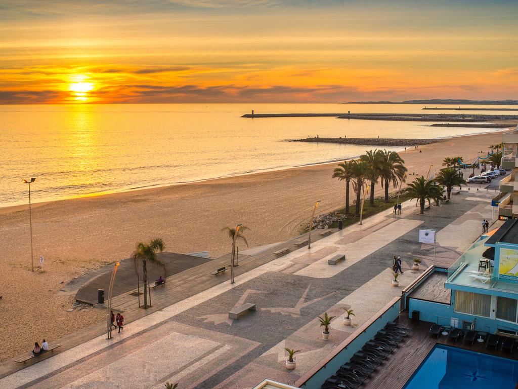 https://mdw-travel-data-us-east-1.s3.amazonaws.com/img/country/Portugal/Praia-de-Quarteira/img_02.jpg