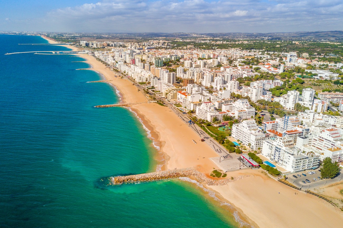 https://mdw-travel-data-us-east-1.s3.amazonaws.com/img/country/Portugal/Praia-de-Quarteira/img_03.jpg