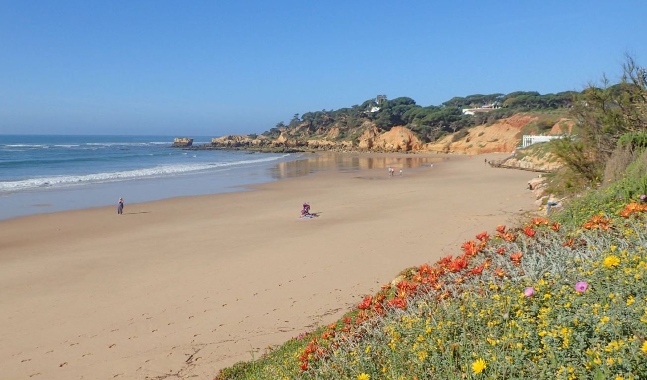https://mdw-travel-data-us-east-1.s3.amazonaws.com/img/country/Portugal/Praia-de-Santa-Eulalia/img_03.jpg
