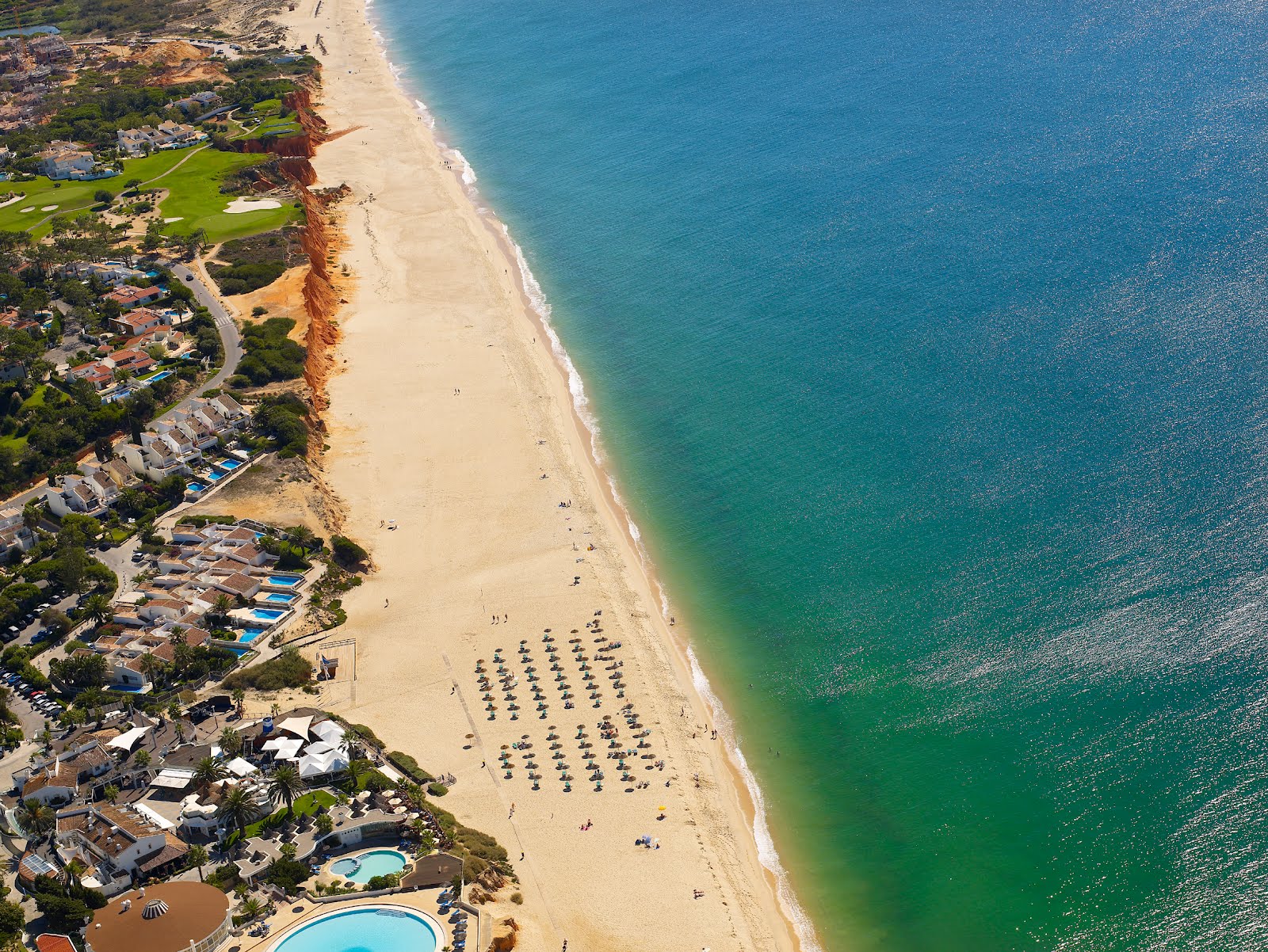 https://mdw-travel-data-us-east-1.s3.amazonaws.com/img/country/Portugal/Praia-de-Vale-do-Lobo/img_03.jpg