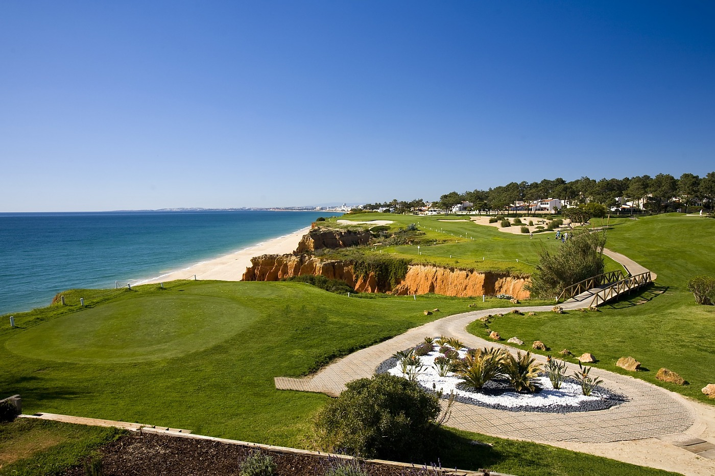 https://mdw-travel-data-us-east-1.s3.amazonaws.com/img/country/Portugal/Praia-de-Vale-do-Lobo/img_05.jpg