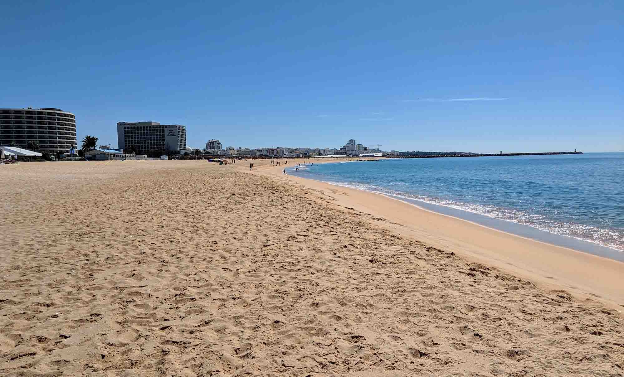 https://mdw-travel-data-us-east-1.s3.amazonaws.com/img/country/Portugal/Praia-de-Vilamoura/img_02.jpg