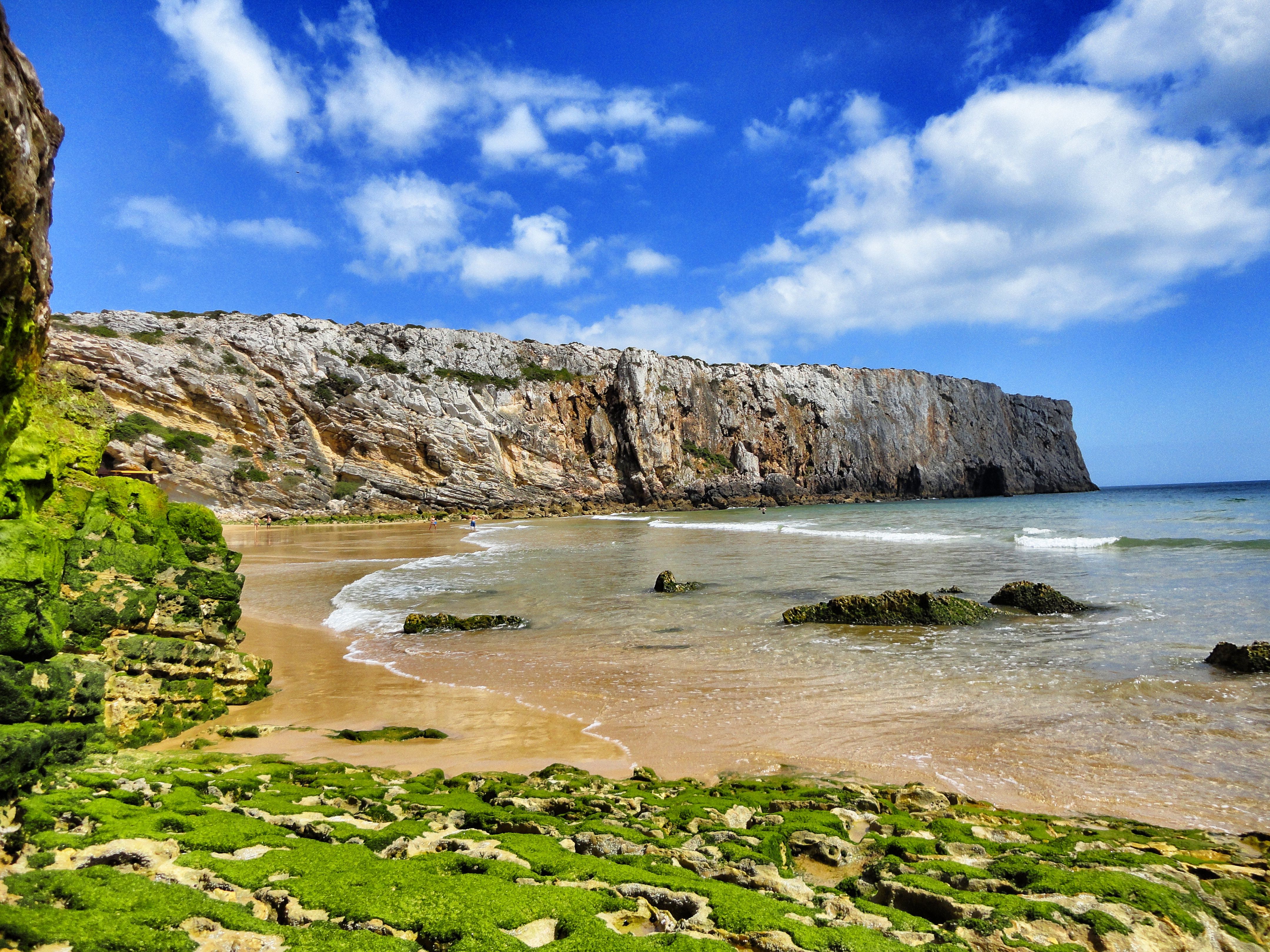 https://mdw-travel-data-us-east-1.s3.amazonaws.com/img/country/Portugal/Praia-do-Beliche/img_02.jpg