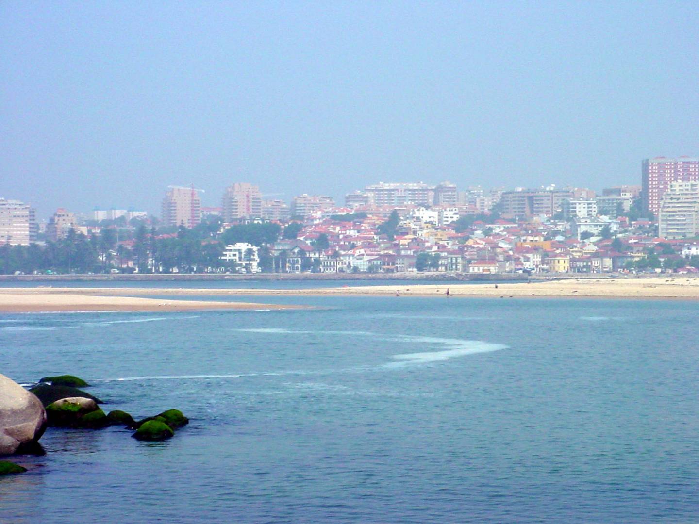 https://mdw-travel-data-us-east-1.s3.amazonaws.com/img/country/Portugal/Praia-do-Cabedelo/img_02.jpg