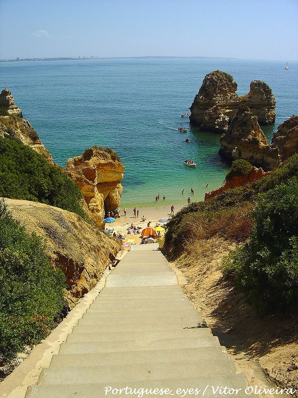 https://mdw-travel-data-us-east-1.s3.amazonaws.com/img/country/Portugal/Praia-do-Camilo/img_01.jpg