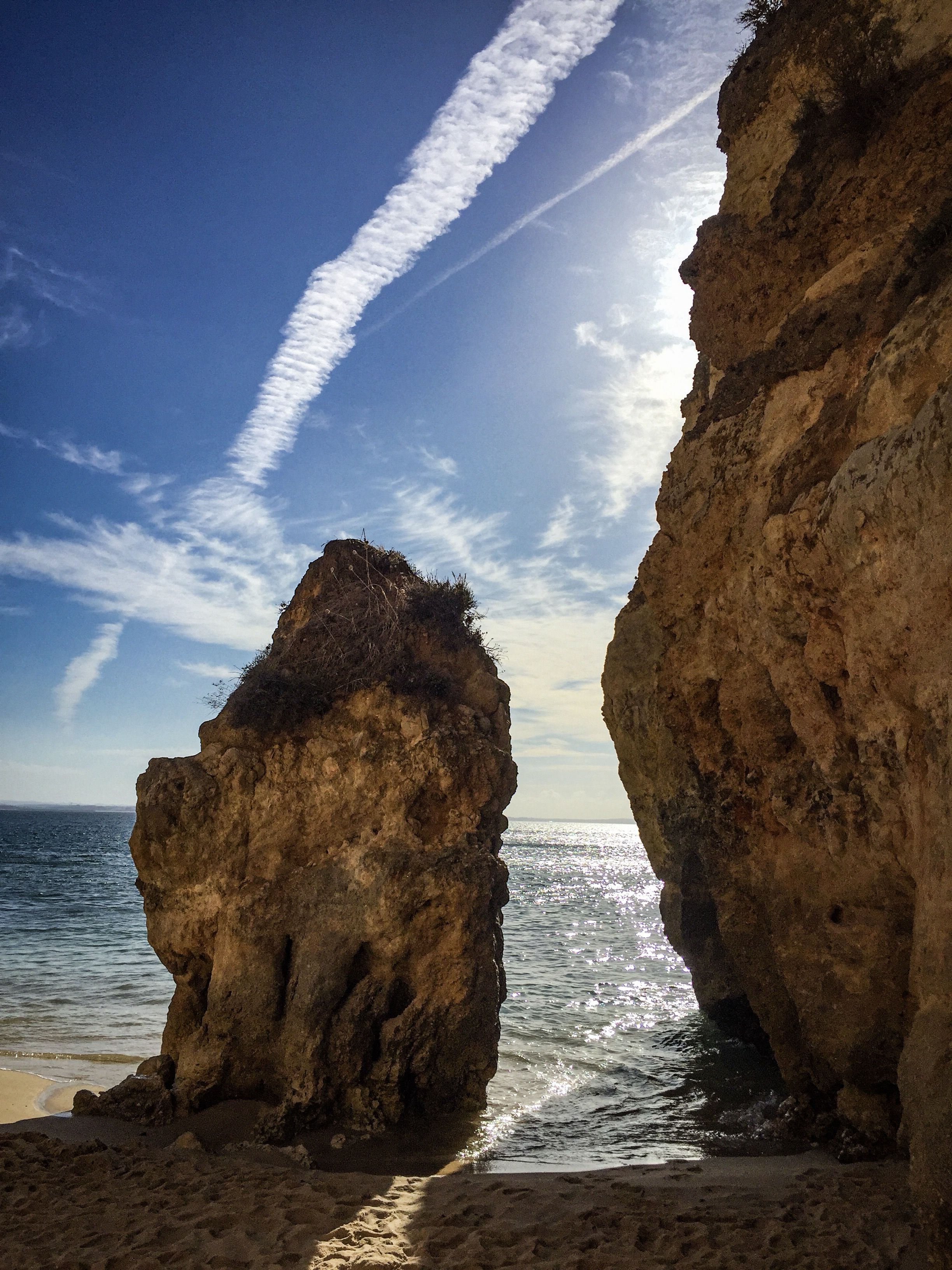 https://mdw-travel-data-us-east-1.s3.amazonaws.com/img/country/Portugal/Praia-do-Camilo/img_03.jpg