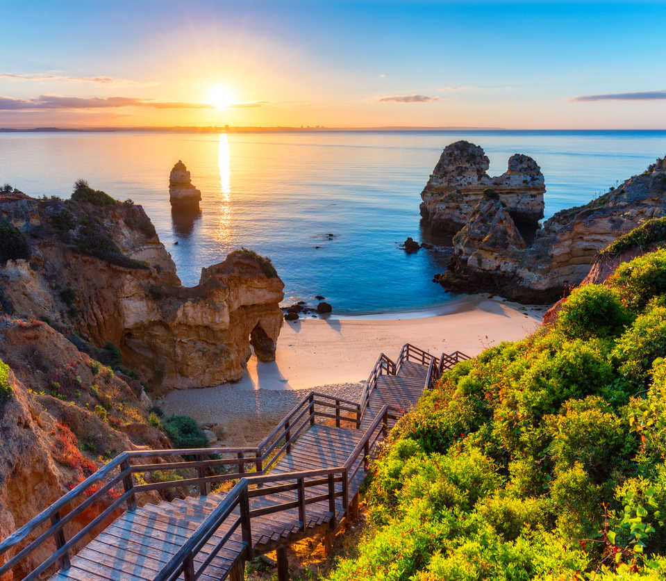 https://mdw-travel-data-us-east-1.s3.amazonaws.com/img/country/Portugal/Praia-do-Camilo/img_04.jpg