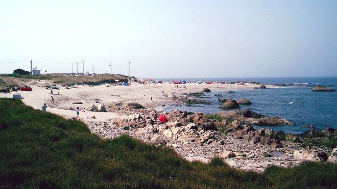 https://mdw-travel-data-us-east-1.s3.amazonaws.com/img/country/Portugal/Praia-do-Carreco/img_01.jpg