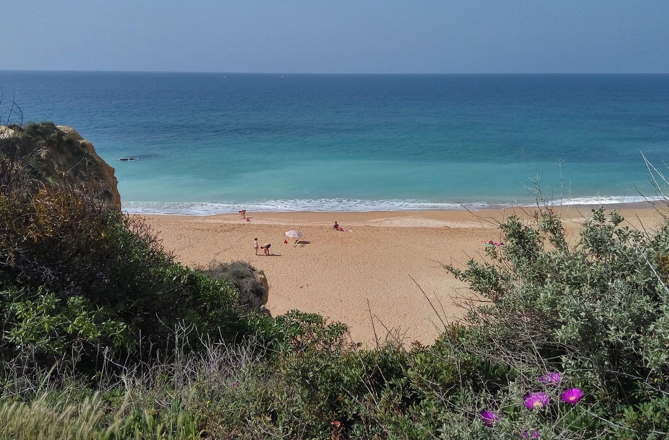 https://mdw-travel-data-us-east-1.s3.amazonaws.com/img/country/Portugal/Praia-do-Castelo/img_01.jpg