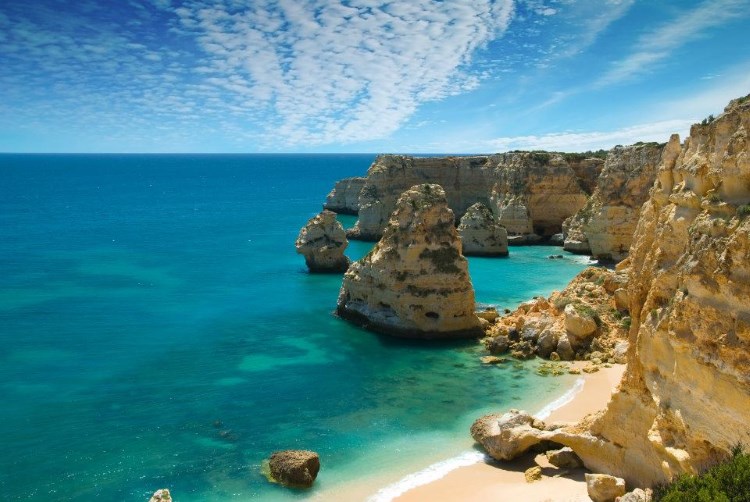 https://mdw-travel-data-us-east-1.s3.amazonaws.com/img/country/Portugal/Praia-do-Castelo/img_02.jpg