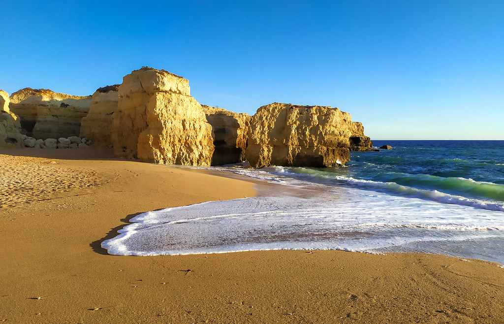 https://mdw-travel-data-us-east-1.s3.amazonaws.com/img/country/Portugal/Praia-do-Castelo/img_03.jpg
