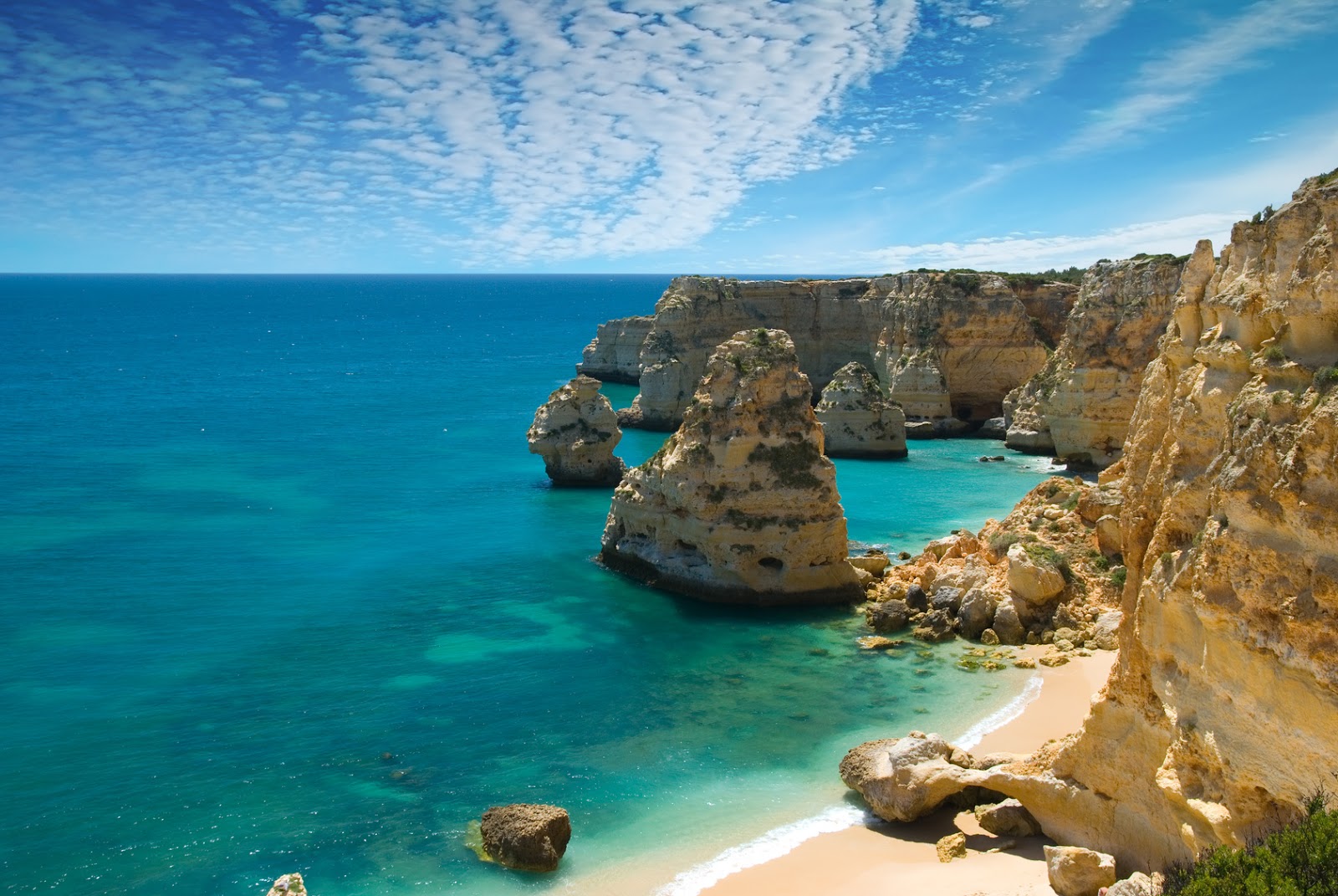 https://mdw-travel-data-us-east-1.s3.amazonaws.com/img/country/Portugal/Praia-do-Coral/img_02.jpg