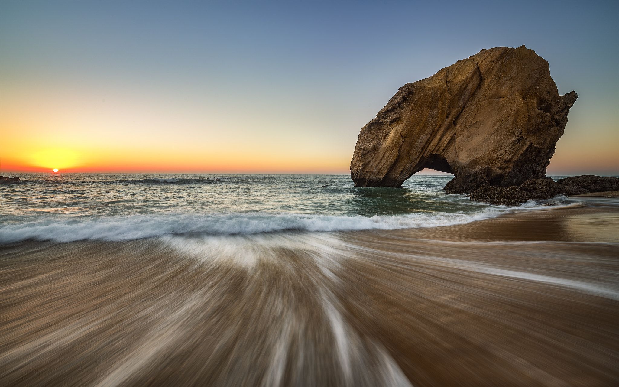 https://mdw-travel-data-us-east-1.s3.amazonaws.com/img/country/Portugal/Praia-do-Guincho/img_00.jpg