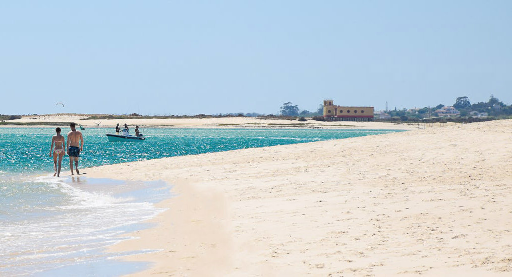 https://mdw-travel-data-us-east-1.s3.amazonaws.com/img/country/Portugal/Praia-do-Homem-Nu/img_02.jpg