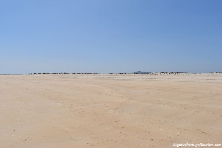 https://mdw-travel-data-us-east-1.s3.amazonaws.com/img/country/Portugal/Praia-do-Homem-Nu/img_03.jpg