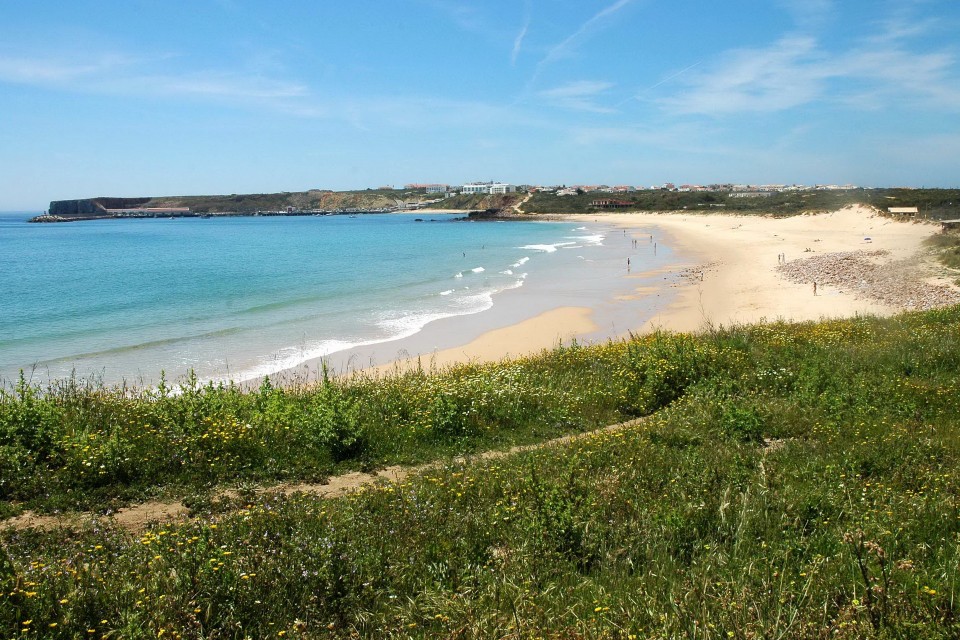 https://mdw-travel-data-us-east-1.s3.amazonaws.com/img/country/Portugal/Praia-do-Martinhal/img_02.jpg