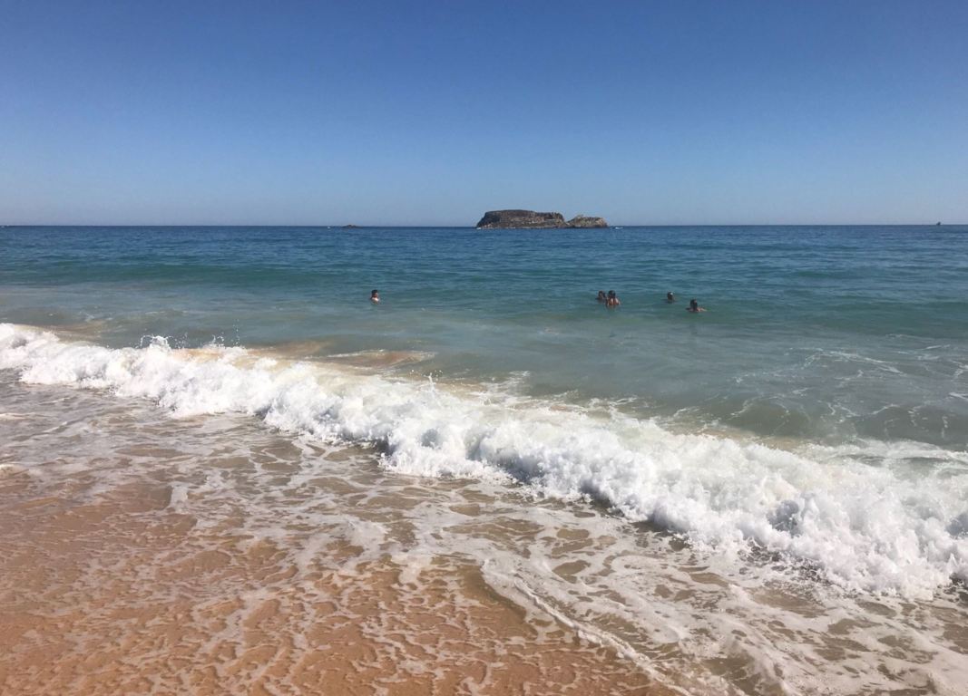 https://mdw-travel-data-us-east-1.s3.amazonaws.com/img/country/Portugal/Praia-do-Martinhal/img_03.jpg