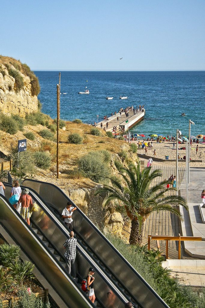 https://mdw-travel-data-us-east-1.s3.amazonaws.com/img/country/Portugal/Praia-dos-Pescadores-de-Albufeira/img_01.jpg