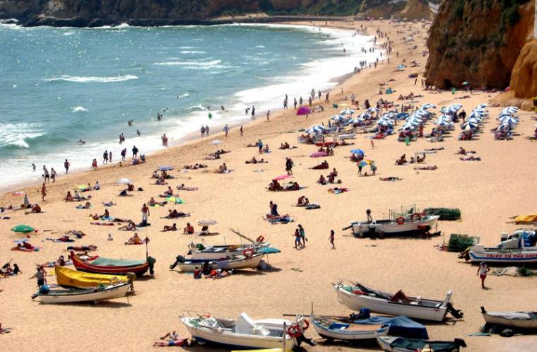 https://mdw-travel-data-us-east-1.s3.amazonaws.com/img/country/Portugal/Praia-dos-Pescadores-de-Albufeira/img_02.jpg