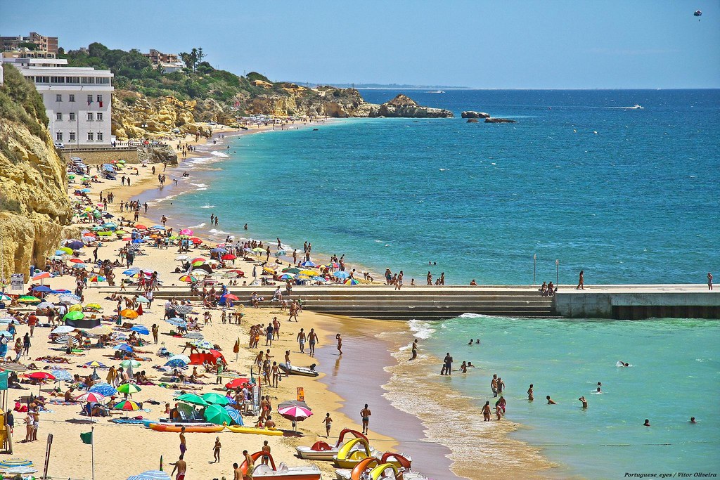 https://mdw-travel-data-us-east-1.s3.amazonaws.com/img/country/Portugal/Praia-dos-Pescadores-de-Albufeira/img_03.jpg