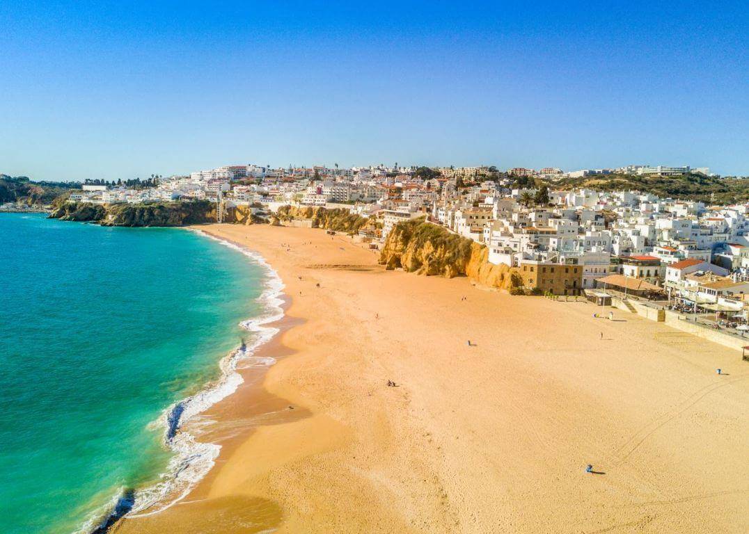 https://mdw-travel-data-us-east-1.s3.amazonaws.com/img/country/Portugal/Praia-dos-Pescadores/img_00.jpg