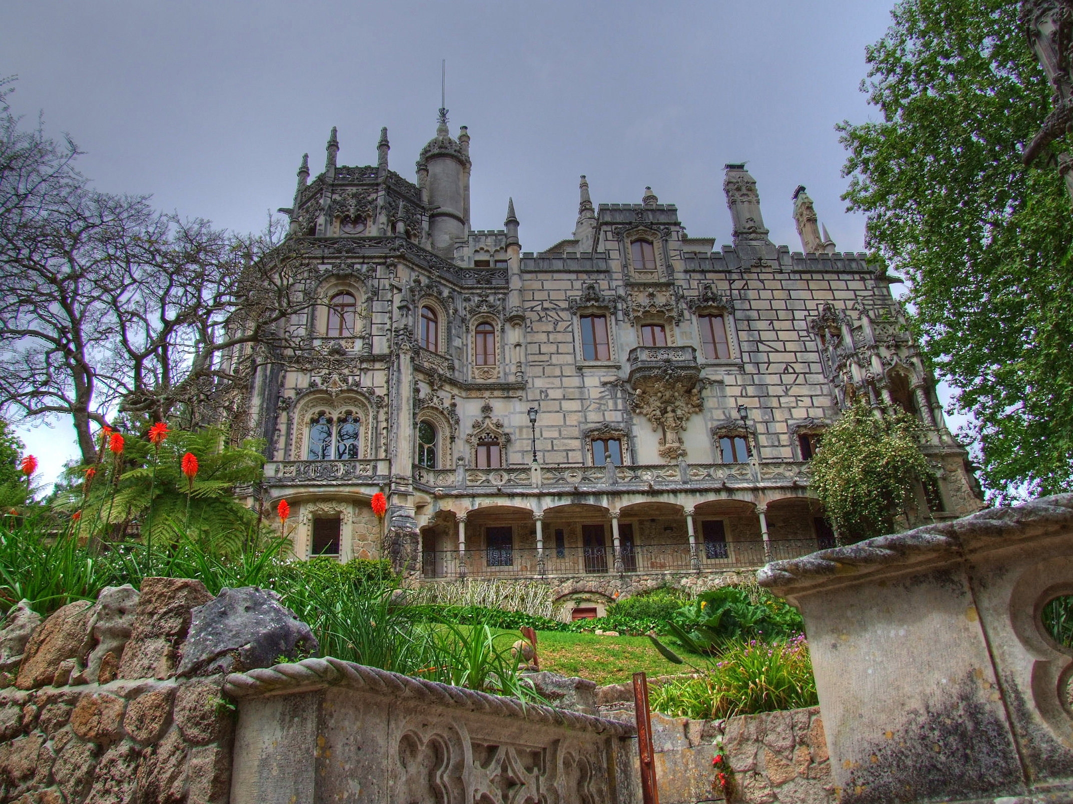 https://mdw-travel-data-us-east-1.s3.amazonaws.com/img/country/Portugal/Quinta-da-Regaleira/img_02.jpg