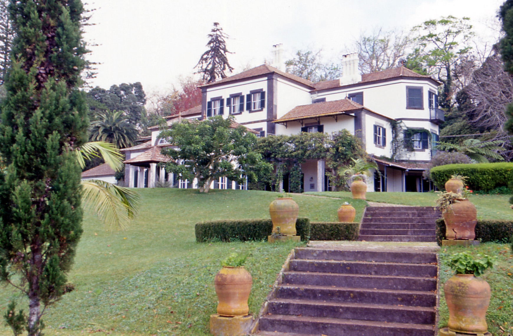 https://mdw-travel-data-us-east-1.s3.amazonaws.com/img/country/Portugal/Quinta-do-Palheiro-Ferreiro-Gardens/img_01.jpg