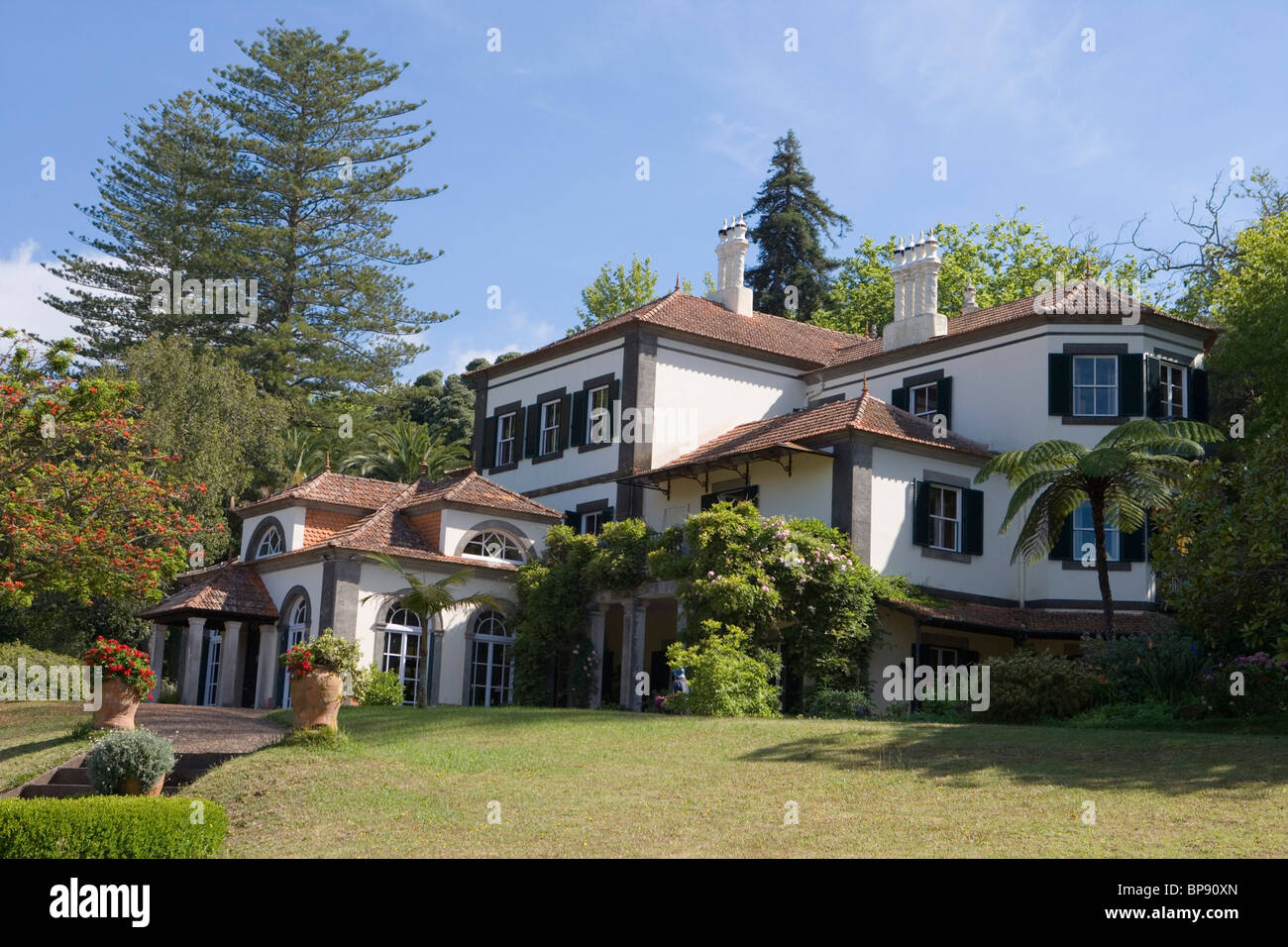 https://mdw-travel-data-us-east-1.s3.amazonaws.com/img/country/Portugal/Quinta-do-Palheiro-Ferreiro-Gardens/img_05.jpg