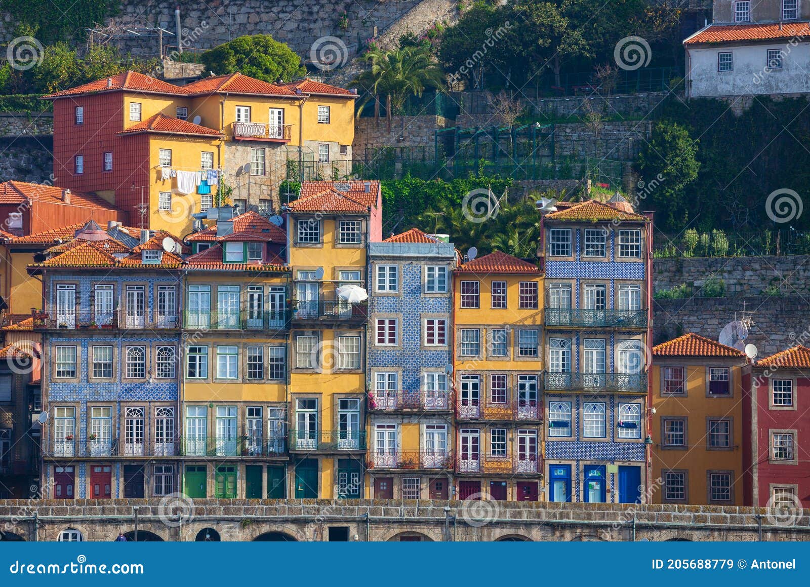 https://mdw-travel-data-us-east-1.s3.amazonaws.com/img/country/Portugal/Ribeira-District/img_03.jpg