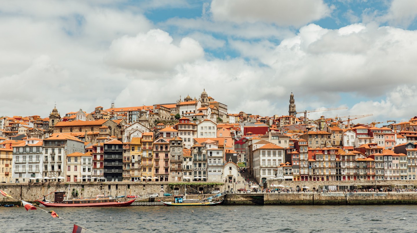 https://mdw-travel-data-us-east-1.s3.amazonaws.com/img/country/Portugal/Ribeira/img_01.jpg