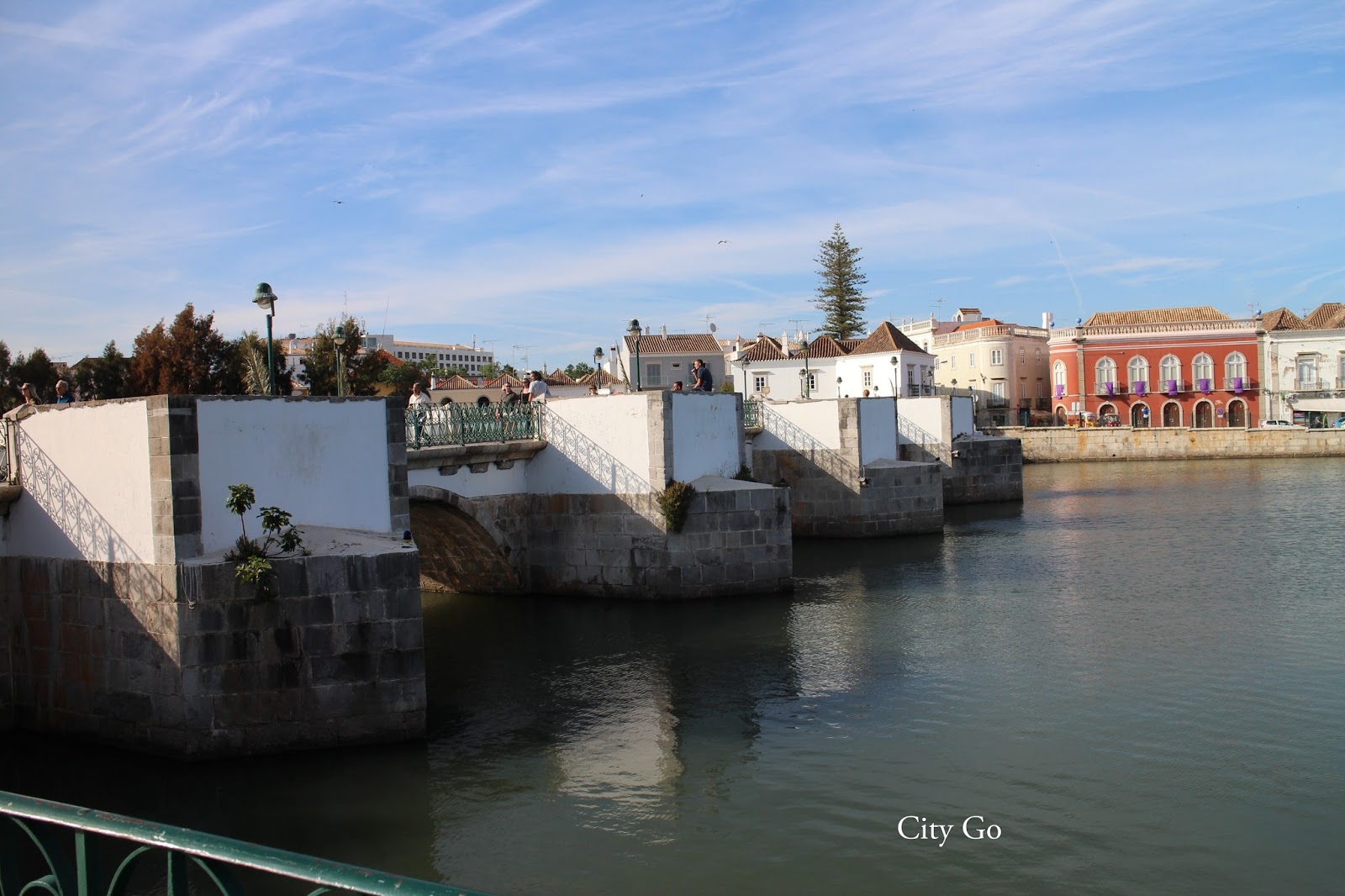 https://mdw-travel-data-us-east-1.s3.amazonaws.com/img/country/Portugal/Roman-Bridge-of-Tavira/img_02.jpg