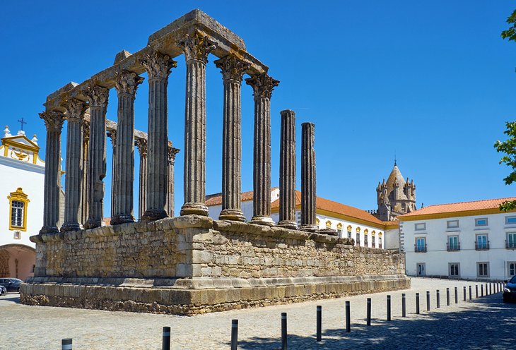 https://mdw-travel-data-us-east-1.s3.amazonaws.com/img/country/Portugal/Roman-Temple-of-Evora/img_01.jpg