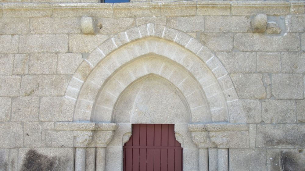 https://mdw-travel-data-us-east-1.s3.amazonaws.com/img/country/Portugal/Romanesque-Church-of-Tarouquela/img_03.jpg
