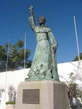 https://mdw-travel-data-us-east-1.s3.amazonaws.com/img/country/Portugal/San-Vicente-de-Albufeira-Statue/img_00.jpg
