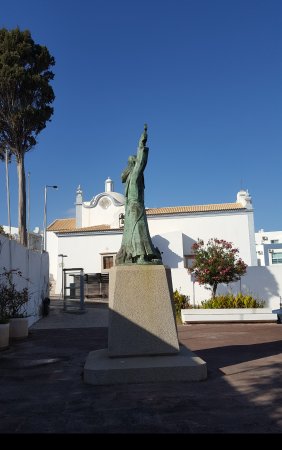 https://mdw-travel-data-us-east-1.s3.amazonaws.com/img/country/Portugal/San-Vicente-de-Albufeira-Statue/img_02.jpg