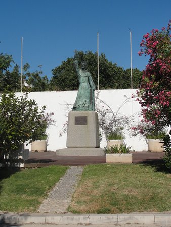 https://mdw-travel-data-us-east-1.s3.amazonaws.com/img/country/Portugal/San-Vicente-de-Albufeira-Statue/img_03.jpg