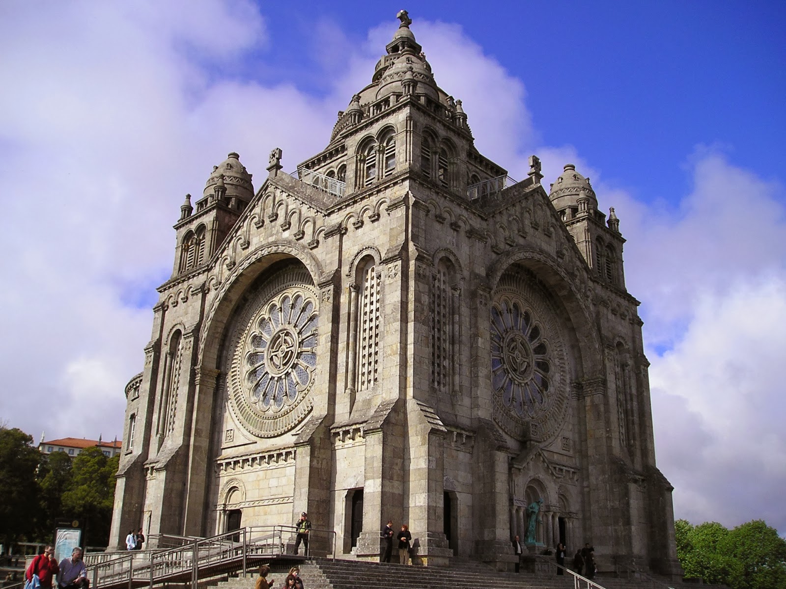 https://mdw-travel-data-us-east-1.s3.amazonaws.com/img/country/Portugal/Santa-Luzia-Sanctuary/img_00.jpg