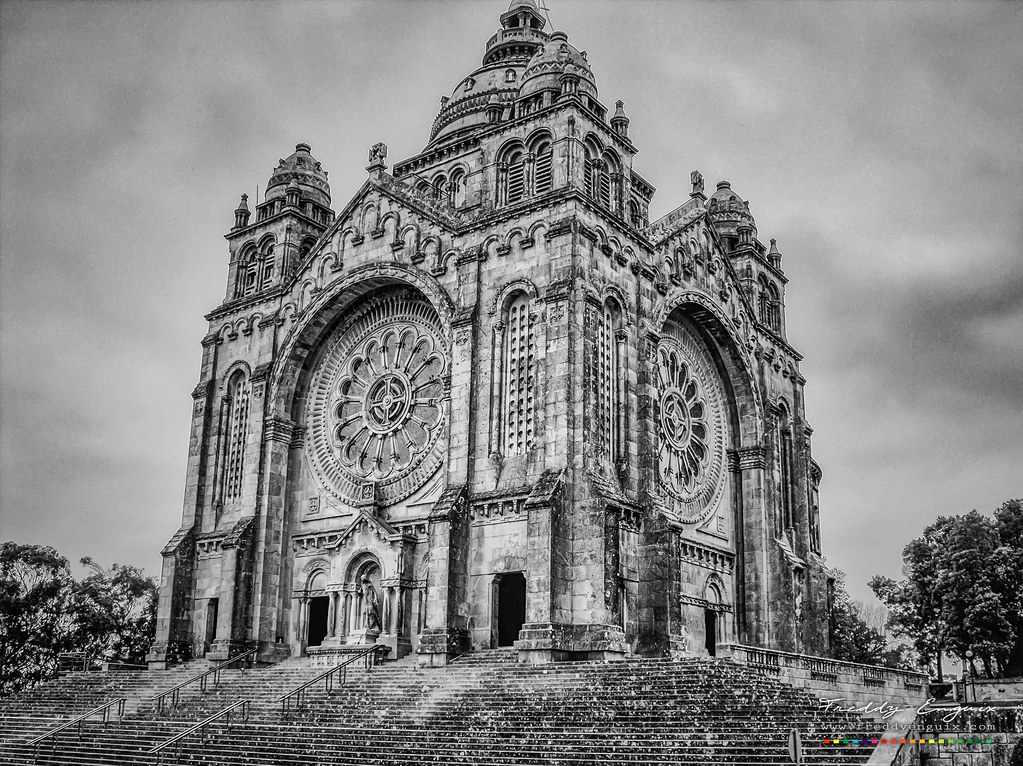 https://mdw-travel-data-us-east-1.s3.amazonaws.com/img/country/Portugal/Santa-Luzia-Sanctuary/img_02.jpg