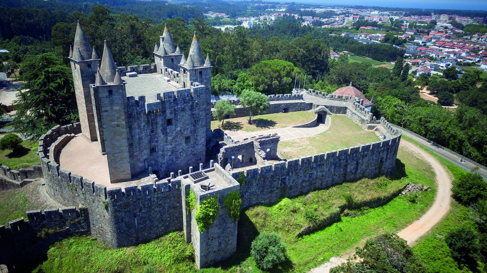 https://mdw-travel-data-us-east-1.s3.amazonaws.com/img/country/Portugal/Santa-Maria-da-Feira-Castle/img_03.jpg