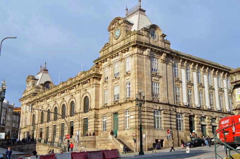 https://mdw-travel-data-us-east-1.s3.amazonaws.com/img/country/Portugal/Sao-Bento-Train-Station/img_00.jpg