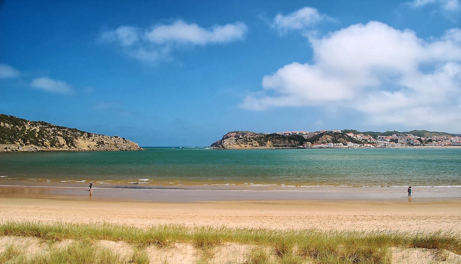 https://mdw-travel-data-us-east-1.s3.amazonaws.com/img/country/Portugal/Sao-Martinho-do-Porto-Beach/img_01.jpg
