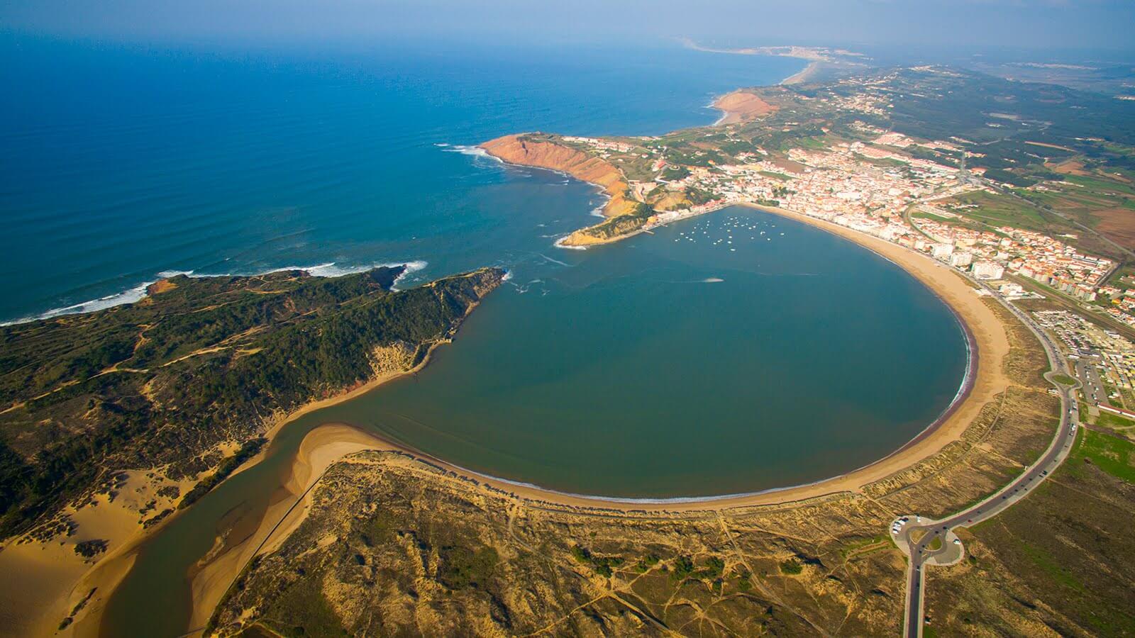 https://mdw-travel-data-us-east-1.s3.amazonaws.com/img/country/Portugal/Sao-Martinho-do-Porto-Beach/img_02.jpg