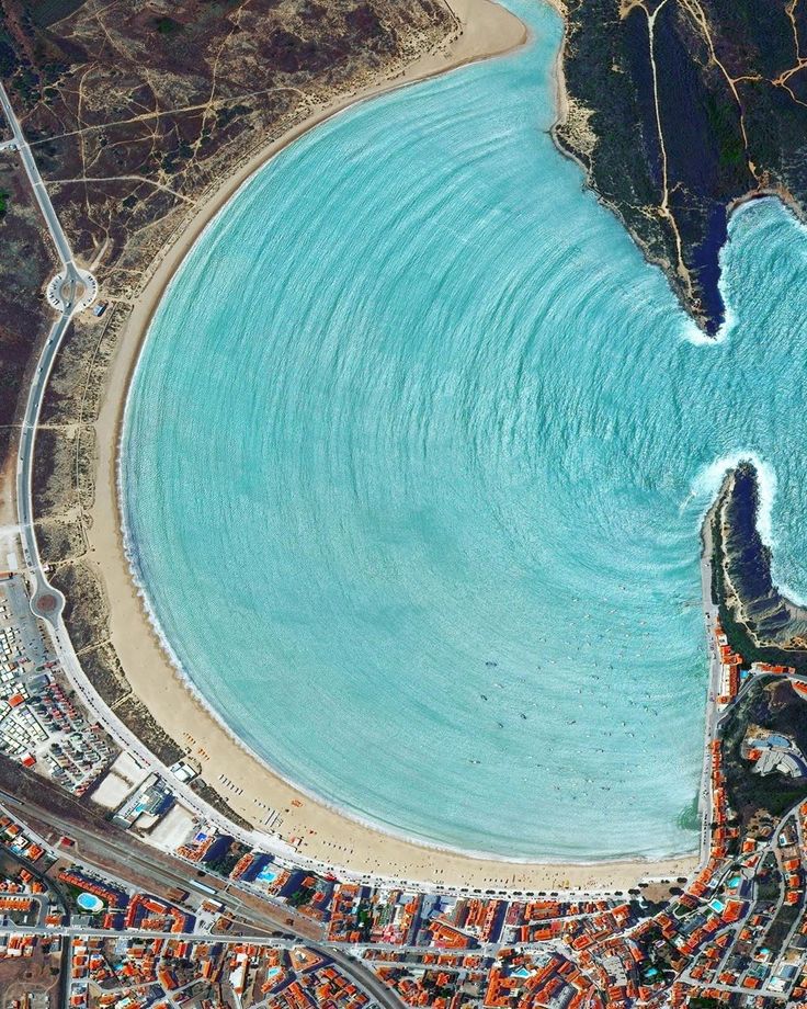 https://mdw-travel-data-us-east-1.s3.amazonaws.com/img/country/Portugal/Sao-Martinho-do-Porto-Beach/img_03.jpg