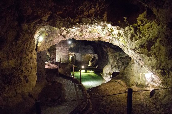 https://mdw-travel-data-us-east-1.s3.amazonaws.com/img/country/Portugal/Sao-Vicente-Caves/img_03.jpg