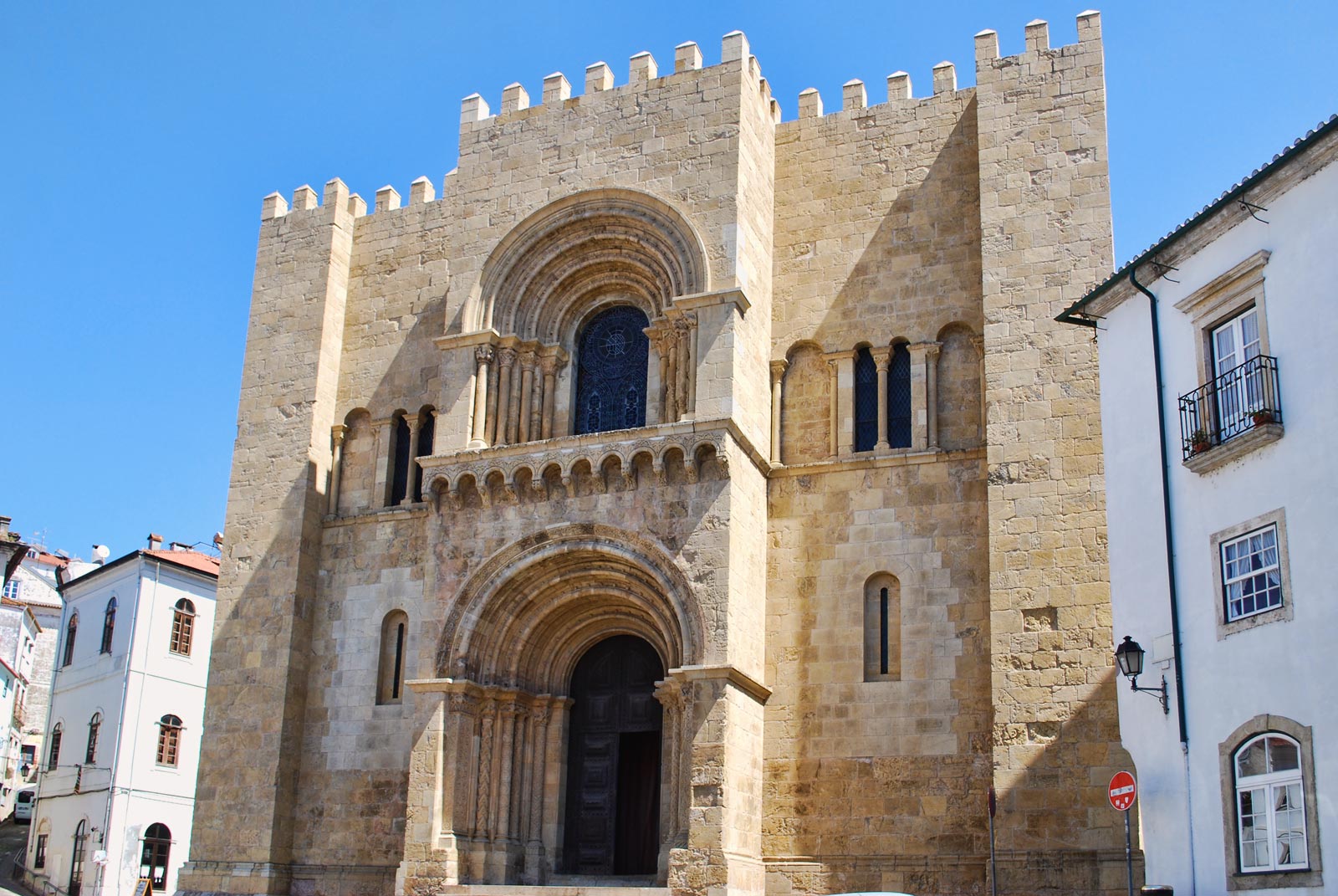 https://mdw-travel-data-us-east-1.s3.amazonaws.com/img/country/Portugal/Se-Velha/img_00.jpg