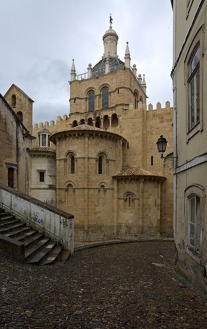 https://mdw-travel-data-us-east-1.s3.amazonaws.com/img/country/Portugal/Se-Velha/img_01.jpg