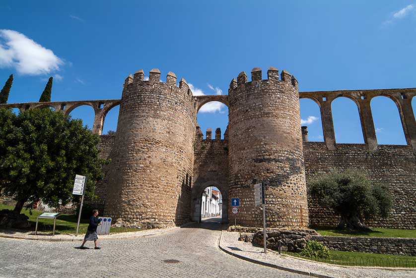 https://mdw-travel-data-us-east-1.s3.amazonaws.com/img/country/Portugal/Serpa-Castle/img_02.jpg
