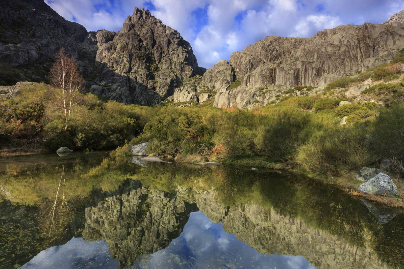 https://mdw-travel-data-us-east-1.s3.amazonaws.com/img/country/Portugal/Serra-da-Estrela-Natural-Park/img_01.jpg