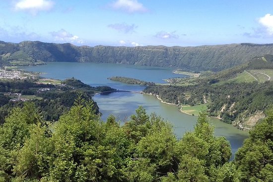 https://mdw-travel-data-us-east-1.s3.amazonaws.com/img/country/Portugal/Sete-Cidades/img_02.jpg